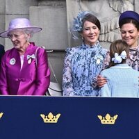 Mary de Dinamarca y Victoria de Suecia miran con cariño a Estelle de Suecia en el Jubileo de Carlos Gustavo de Suecia