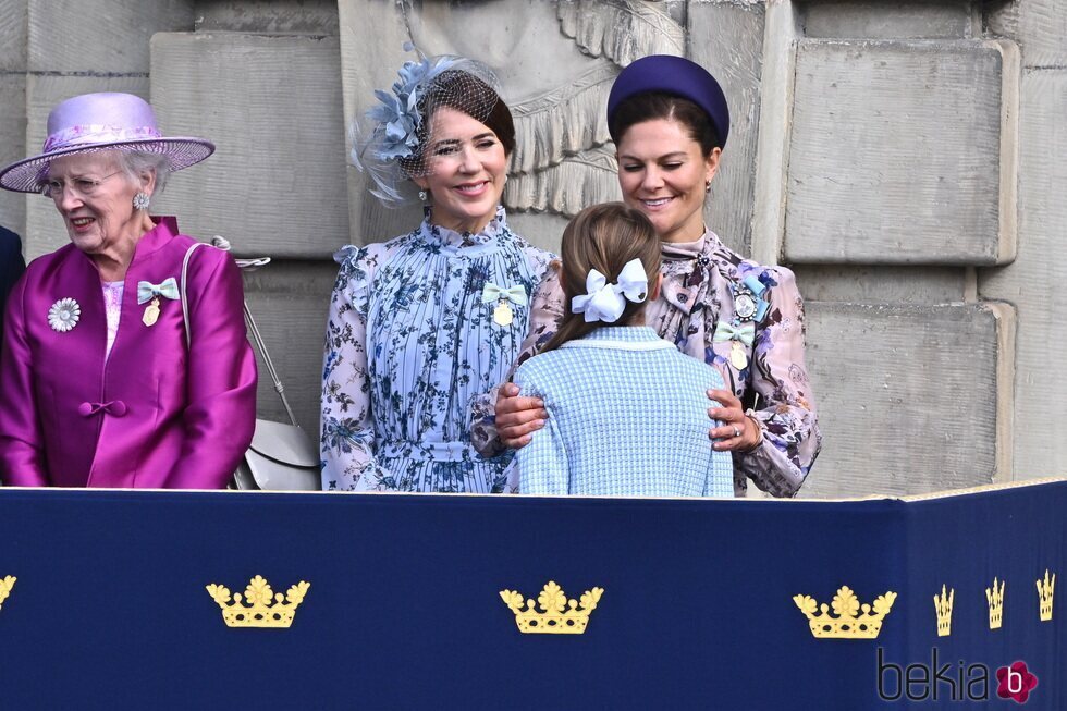 Mary de Dinamarca y Victoria de Suecia miran con cariño a Estelle de Suecia en el Jubileo de Carlos Gustavo de Suecia