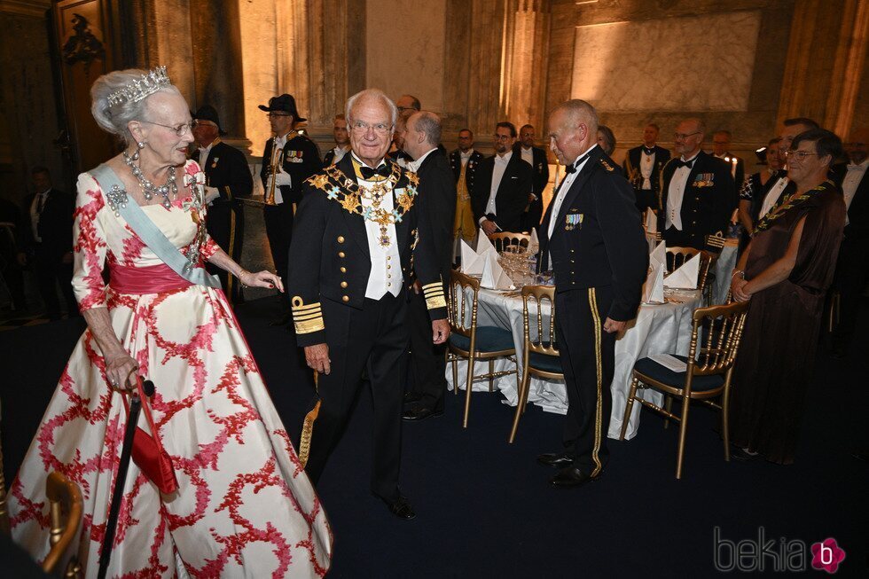 Carlos Gustavo de Suecia y con Margarita de Dinamarca con la Tiara Pearl Poiré en la cena por el Jubileo de Carlos Gustavo de Suecia
