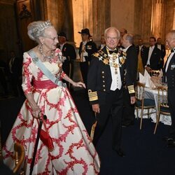 Carlos Gustavo de Suecia y con Margarita de Dinamarca con la Tiara Pearl Poiré en la cena por el Jubileo de Carlos Gustavo de Suecia