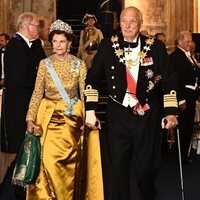 Silvia de Suecia con la Tiara Braganza y Harald de Noruega en la cena por el Jubileo de Carlos Gustavo de Suecia