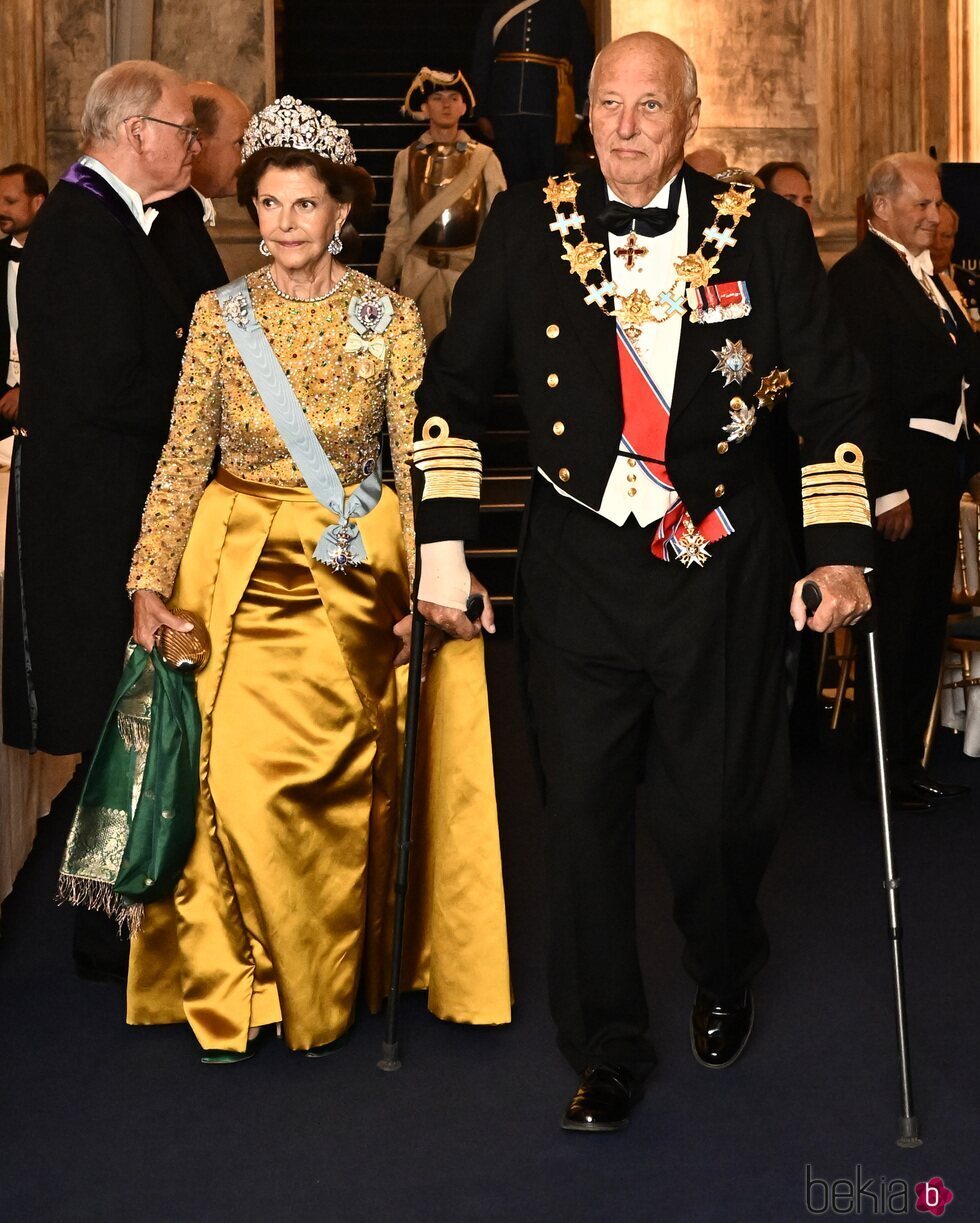 Silvia de Suecia con la Tiara Braganza y Harald de Noruega en la cena por el Jubileo de Carlos Gustavo de Suecia