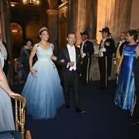 Victoria de Suecia con la Tiara Fringe de Baden y el Primer Ministro de Suecia en la cena por el Jubileo de Carlos Gustavo de Suecia