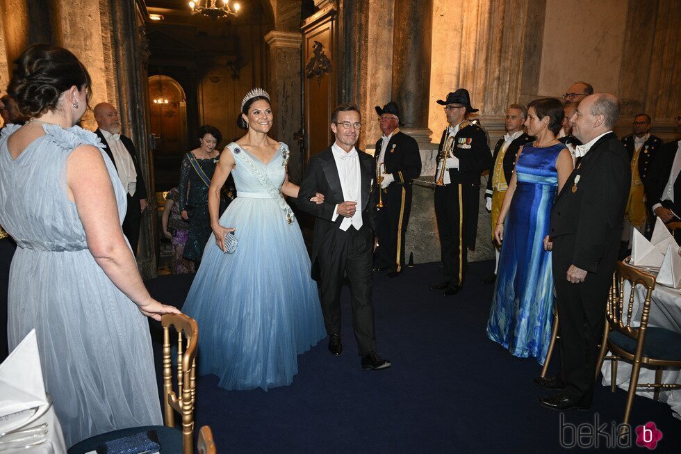 Victoria de Suecia con la Tiara Fringe de Baden y el Primer Ministro de Suecia en la cena por el Jubileo de Carlos Gustavo de Suecia