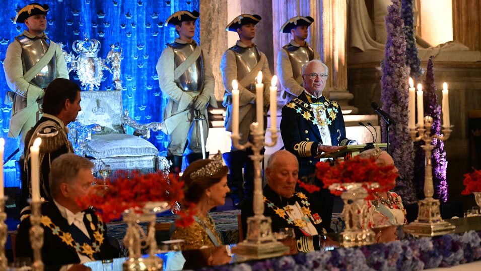 Carlos Gustavo y Silvia de Suecia y Harald de Noruega en la cena por el Jubileo de Carlos Gustavo de Suecia