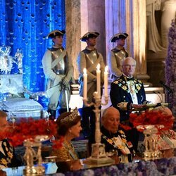 Carlos Gustavo y Silvia de Suecia y Harald de Noruega en la cena por el Jubileo de Carlos Gustavo de Suecia