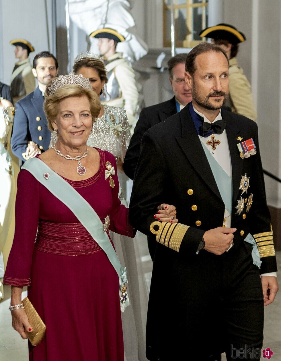 Ana María de Grecia con la Tiara Khedive de Egipto y Haakon de Noruega en la cena por el Jubileo de Carlos Gustavo de Suecia