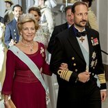 Ana María de Grecia con la Tiara Khedive de Egipto y Haakon de Noruega en la cena por el Jubileo de Carlos Gustavo de Suecia