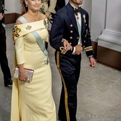 Carlos Felipe de Suecia y Sofia de Suecia con su tiara nupcial en la cena por el Jubileo de Carlos Gustavo de Suecia