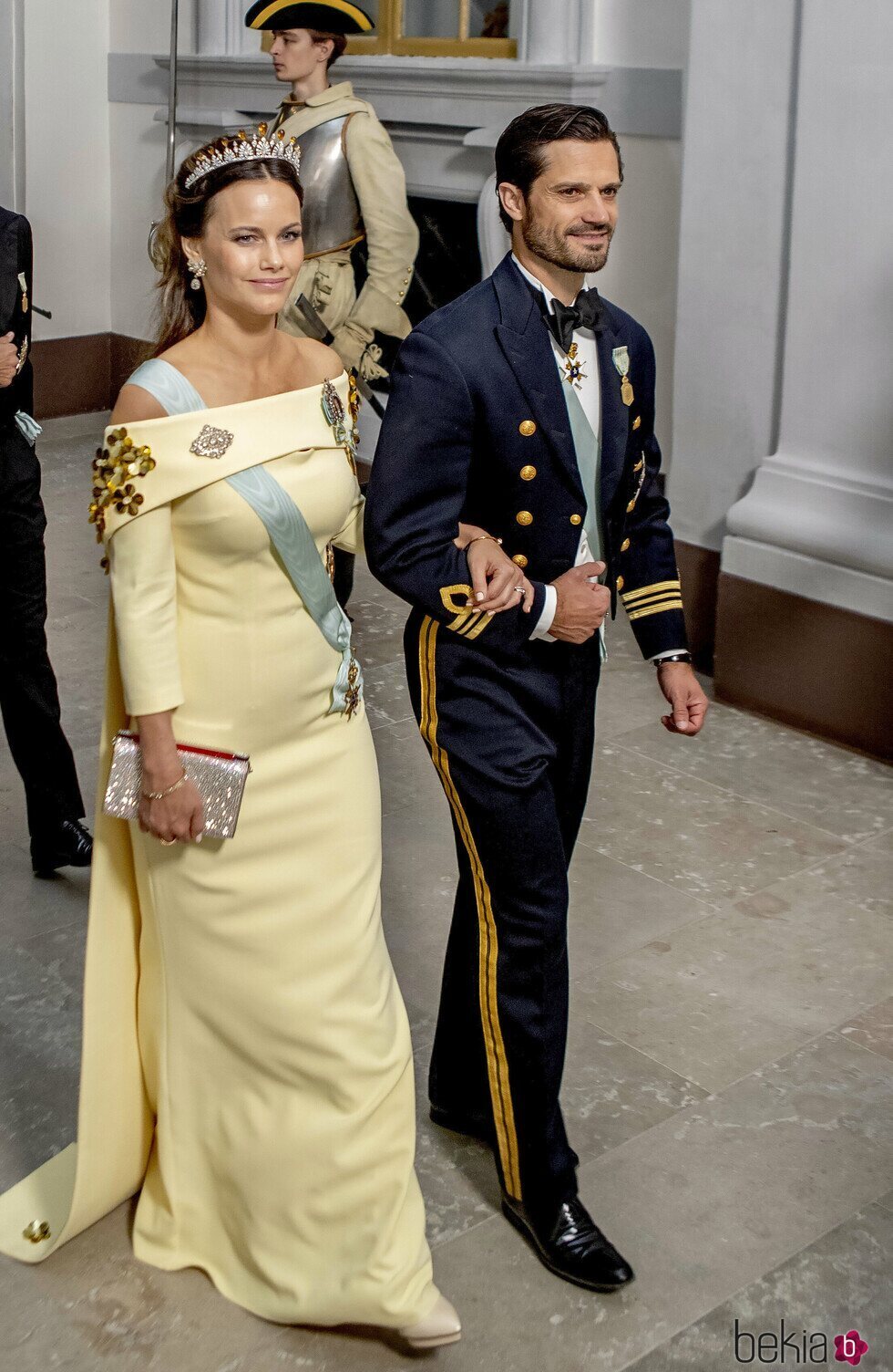 Carlos Felipe de Suecia y Sofia de Suecia con su tiara nupcial en la cena por el Jubileo de Carlos Gustavo de Suecia