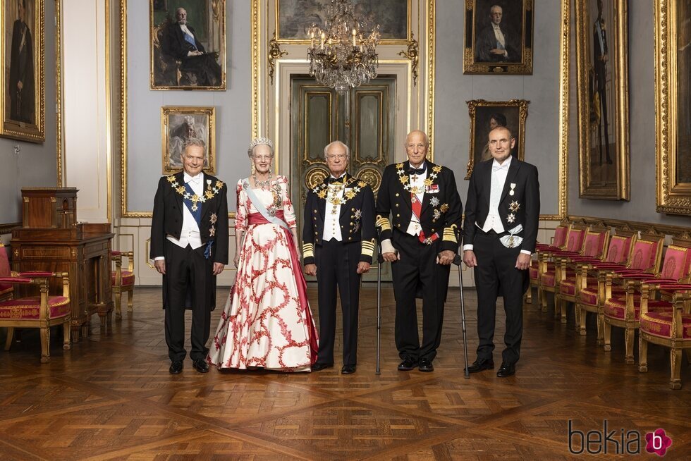 El Presidente de Finlandia, la Reina de Dinamarca, el Rey de Suecia, el Rey de Noruega y el Presidente islandés en el Jubileo de Carlos Gustavo de Suecia
