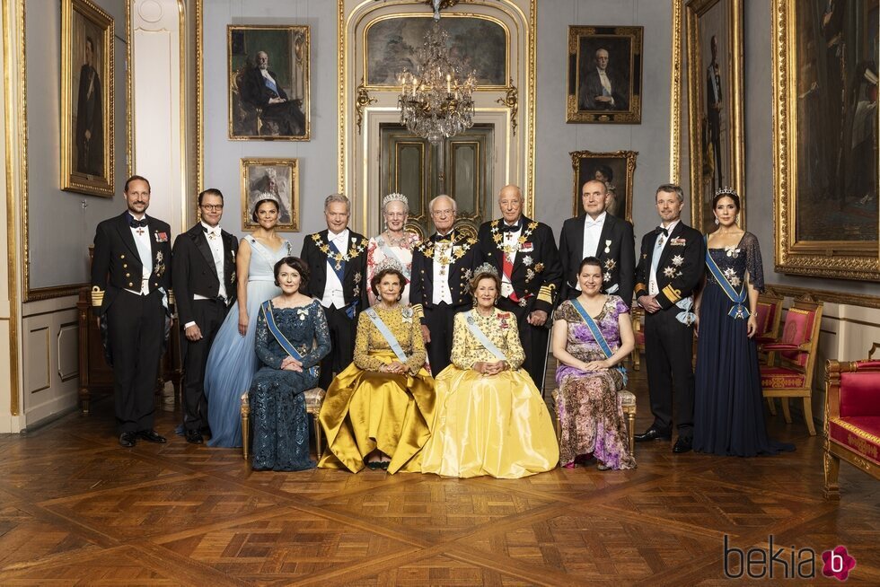 La Familia Real Sueca, la Familia Real Danesa y la Familia Real Noruega con los Presidentes de Islandia y Finlandia en el Jubileo del Rey de Suecia