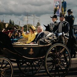 Carlos Gustavo y Silvia de Suecia recorriendo Estocolmo en un coche de caballos por el Jubileo de Carlos Gustavo de Suecia