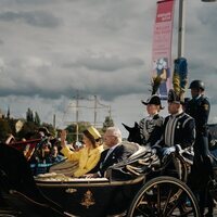 Carlos Gustavo y Silvia de Suecia recorriendo Estocolmo en un coche de caballos por el Jubileo de Carlos Gustavo de Suecia
