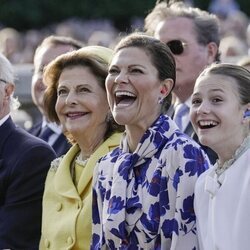 Silvia, Victoria y Estelle de Suecia riéndose junto a Carlos Gustavo de Suecia y Sofia de Suecia en el concierto por el Jubileo de Carlos Gustavo de Suecia