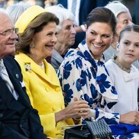 Victoria de Suecia mirando orgullosa a sus padres en presencia de Estelle de Suecia en el Jubileo de Carlos Gustavo de Suecia