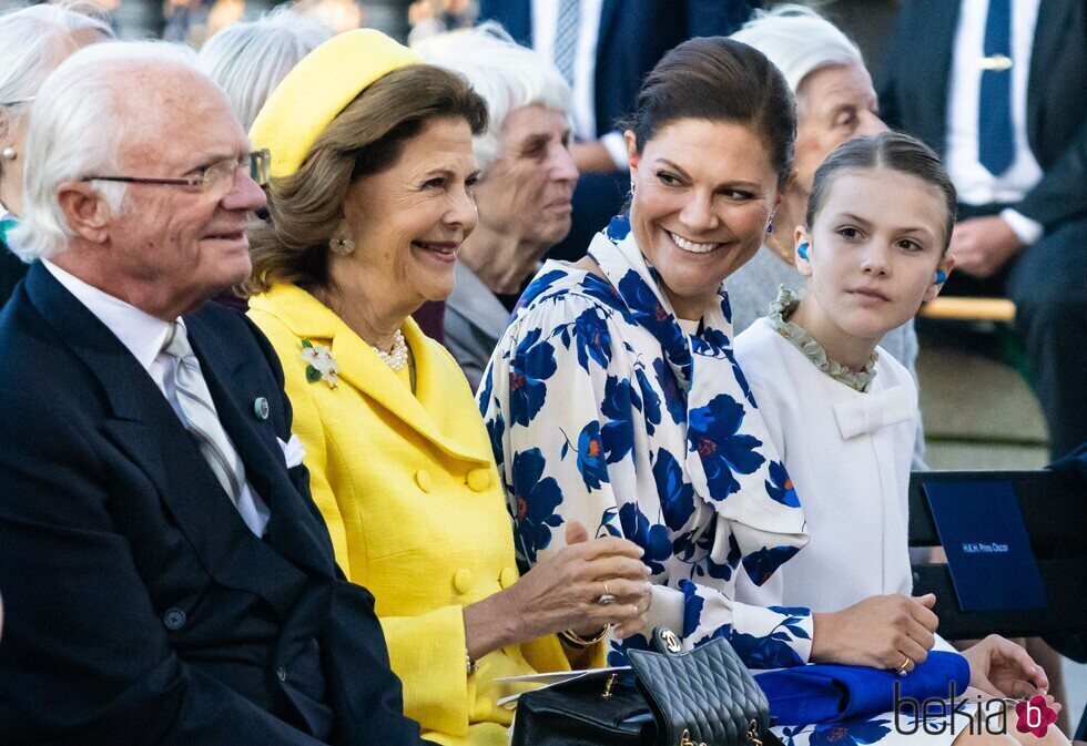 Victoria de Suecia mirando orgullosa a sus padres en presencia de Estelle de Suecia en el Jubileo de Carlos Gustavo de Suecia