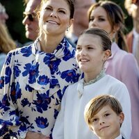 Victoria de Suecia y sus hijos Estelle y Oscar de Suecia en el concierto por el Jubileo de Carlos Gustavo de Suecia