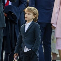 Gabriel de Suecia con el bolso de su madre en el concierto por el Jubileo de Carlos Gustavo de Suecia