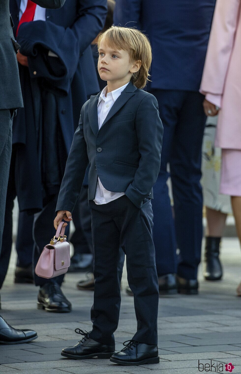Gabriel de Suecia con el bolso de su madre en el concierto por el Jubileo de Carlos Gustavo de Suecia