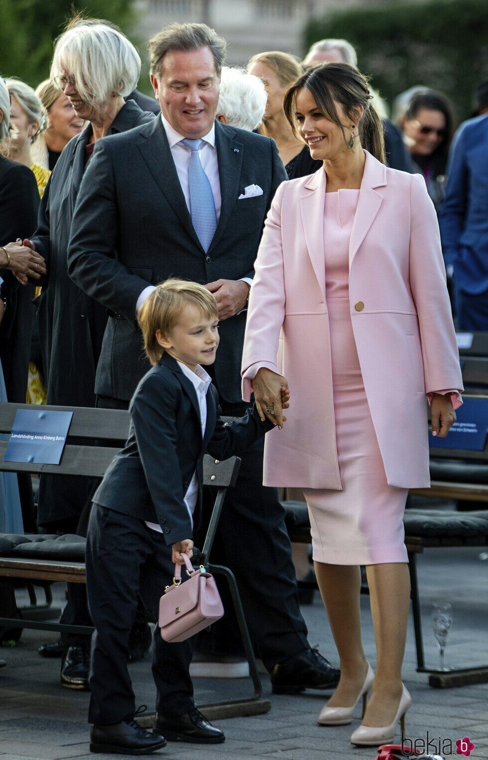 Chris O'Neill, Sofia de Suecia y Gabriel de Suecia con el bolso de su madre en el concierto por el Jubileo de Carlos Gustavo de Suecia