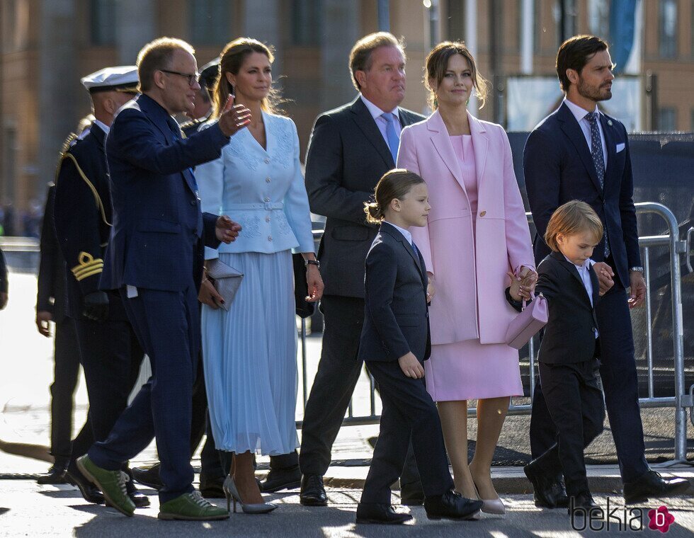 Carlos Felipe y Sofia de Suecia y sus hijos Alexander y Gabriel y Magdalena de Suecia y Chris O'Neill en el Jubileo de Carlos Gustavo de Suecia