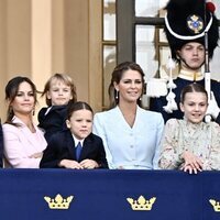 Sofia de Suecia y sus hijos Alexander y Gabriel, Magdalena de Suecia y Estelle de Suecia en el Jubileo de Carlos Gustavo de Suecia