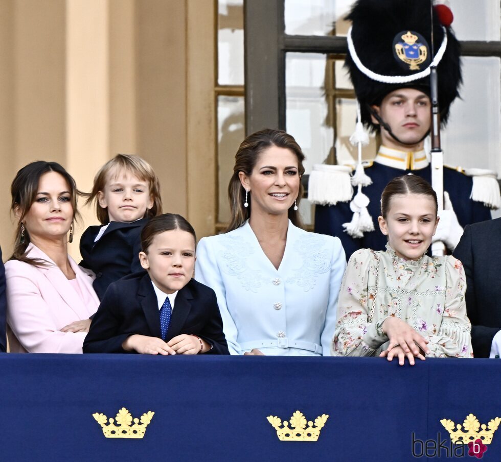 Sofia de Suecia y sus hijos Alexander y Gabriel, Magdalena de Suecia y Estelle de Suecia en el Jubileo de Carlos Gustavo de Suecia