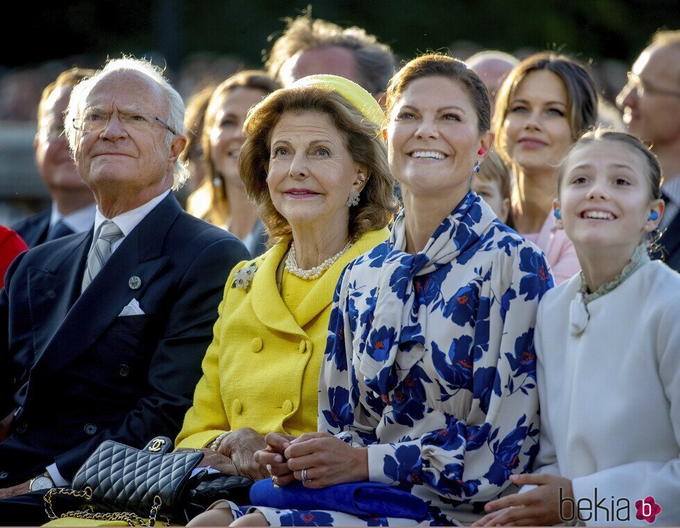 Carlos Gustavo y Silvia de Suecia, Victoria de Suecia y Estelle de Suecia en el concierto por el Jubileo de Carlos Gustavo de Suecia