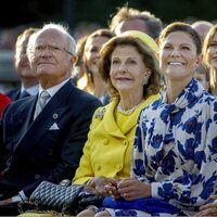 Carlos Gustavo y Silvia de Suecia, Victoria de Suecia y Estelle de Suecia en el concierto por el Jubileo de Carlos Gustavo de Suecia