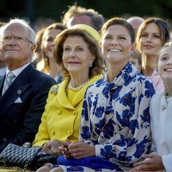 Carlos Gustavo y Silvia de Suecia, Victoria de Suecia y Estelle de Suecia en el concierto por el Jubileo de Carlos Gustavo de Suecia