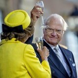 Carlos Gustavo y Silvia de Suecia brindando en el Jubileo de Carlos Gustavo de Suecia