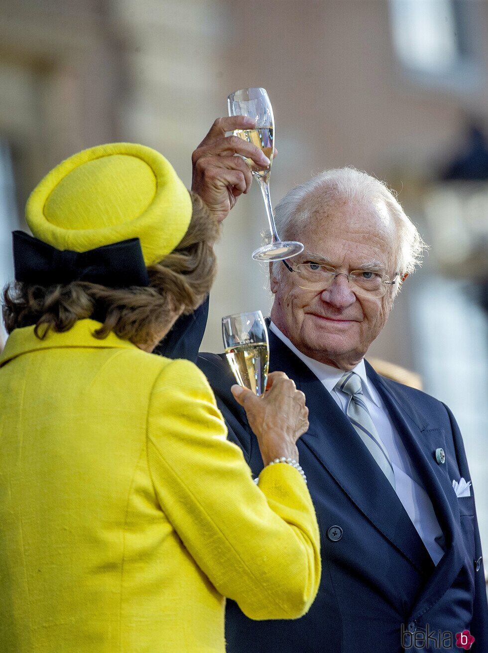 Carlos Gustavo y Silvia de Suecia brindando en el Jubileo de Carlos Gustavo de Suecia