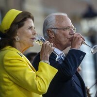 Carlos Gustavo y Silvia de Suecia bebiendo champán en el Jubileo de Carlos Gustavo de Suecia
