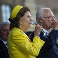 Carlos Gustavo y Silvia de Suecia bebiendo champán en el Jubileo de Carlos Gustavo de Suecia