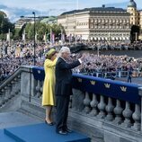Carlos Gustavo y Silvia de Suecia saludando a la ciudadanía en el Jubileo de Carlos Gustavo de Suecia