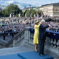 Carlos Gustavo y Silvia de Suecia saludando a la ciudadanía en el Jubileo de Carlos Gustavo de Suecia
