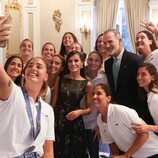 Los Reyes Felipe y Letizia haciéndose un selfie con unas deportistas españolas en Barcelona