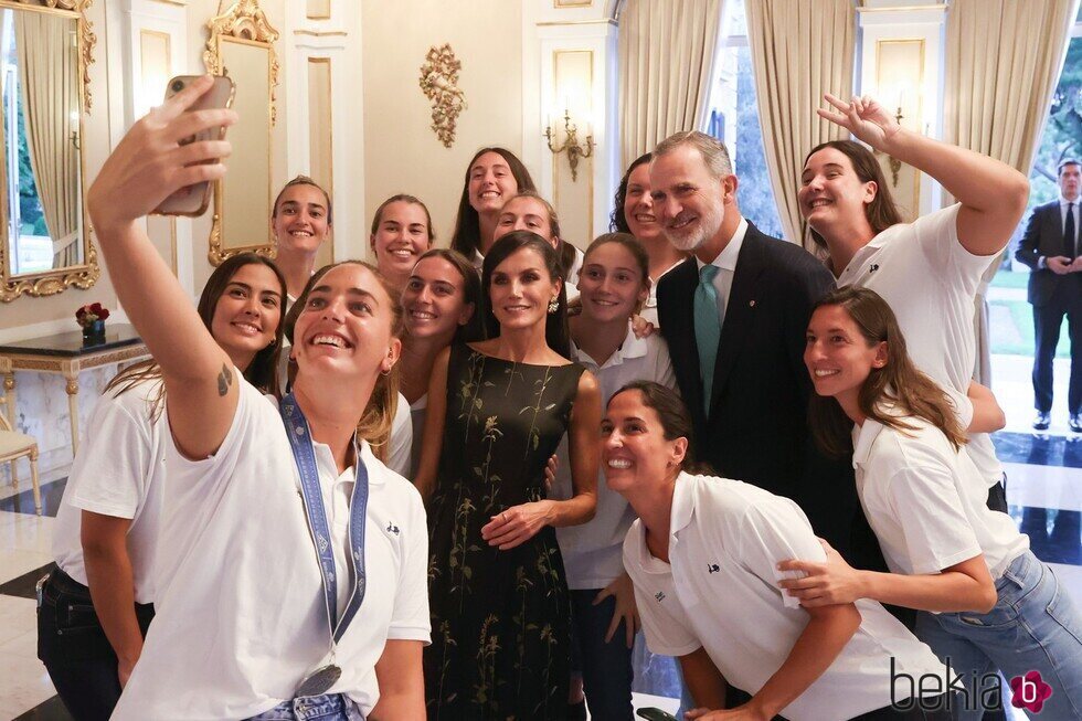 Los Reyes Felipe y Letizia haciéndose un selfie con unas deportistas españolas en Barcelona