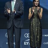 Los Reyes Felipe y Letizia aplaudiendo en los Premios La Vanguardia