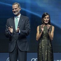 Los Reyes Felipe y Letizia aplaudiendo en los Premios La Vanguardia