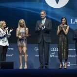 Nadia Calviño, Bad Gyal, los Reyes Felipe y Letizia y Javier Godó en los Premios La Vanguardia