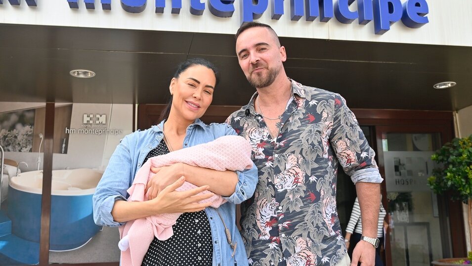 Vania Millán y Julián Bayón presentan a su hija recién nacida