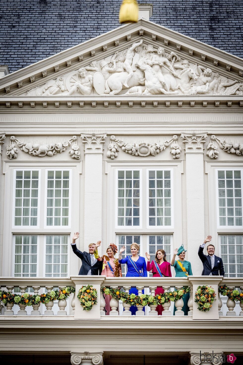 La Familia Real Holandesa saludando desde el Palacio Noordeinde en el Prinsjesdag 2023