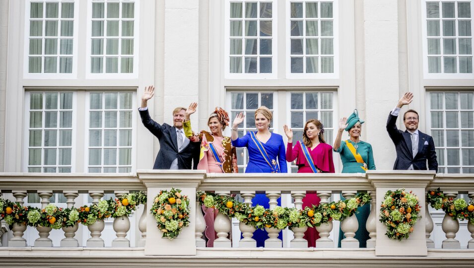 La Familia Real Holandesa saludando desde el Palacio Noordeinde en el Prinsjesdag 2023