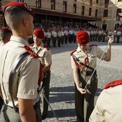 La Princesa Leonor con el sable durante la ceremonia en Zaragoza