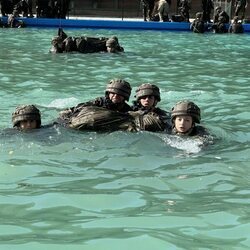 La Princesa Leonor realizando maniobras militares en el agua con sus compañeros en su instrucción militar