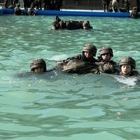 La Princesa Leonor realizando maniobras militares en el agua con sus compañeros en su instrucción militar
