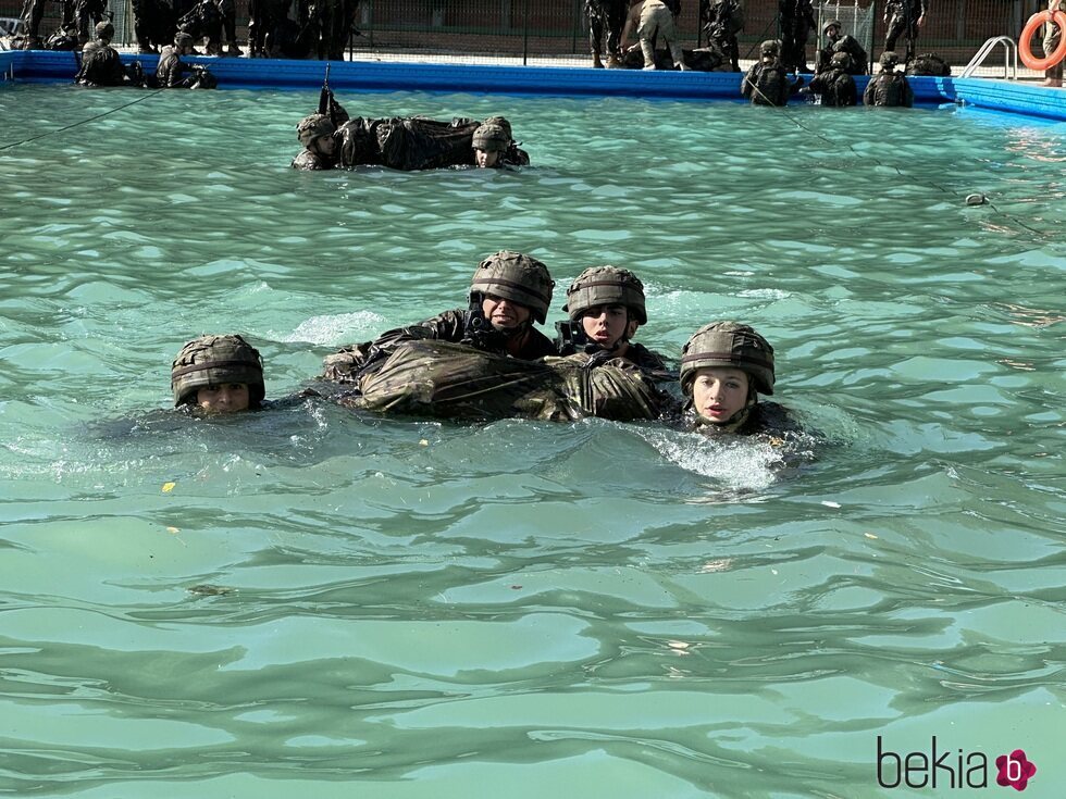 La Princesa Leonor realizando maniobras militares en el agua con sus compañeros en su instrucción militar