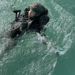 La Princesa Leonor realizando maniobras militares acuáticas en su instrucción militar